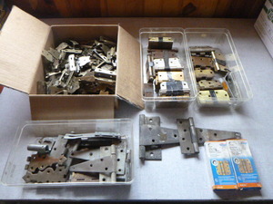 lot 40 image: Assorted Hinges
