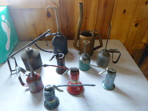 lot 43 image: Miscellaneous Oil Cans