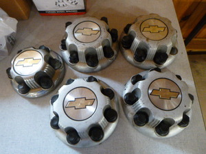 lot 51 image: 5 Chevy Hub Covers