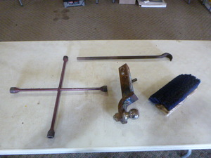lot 61 image: Garage Items