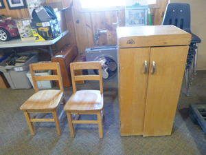 lot 87 image: 2 Childrens Chairs and Cabinet