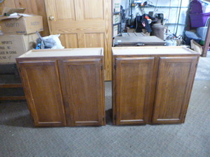lot 89 image: 2 Oak Cabinets