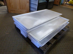 lot 90 image: 6 Fluorescent Light Fixtures with Bulbs