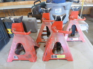 lot 111 image: 4 Grip Jack Stands
