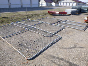 lot 211 image: Chain Link Panels for Kennel with Door