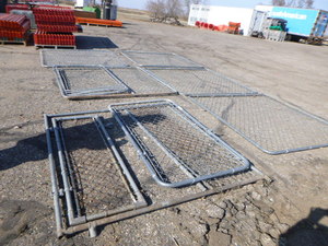 lot 212 image: Chain Link Panels for Kennel with Door