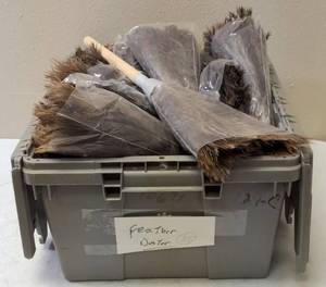 lot 47 image: Real Ostrich 15 Feather Dusters  Tote (View Photos)