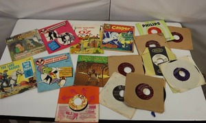 lot 28 image: LARGE LOT OF VINTAGE 45S - Original packaging, some are with story books, very cool