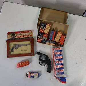 lot 37 image: BANG LOT  Vintage caps, cap rolls, cap guns - Including an amazing Remington Replica
