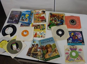 lot 40 image: VINTAGE 45 rpm RECORDS,  record books including Davy Crockett