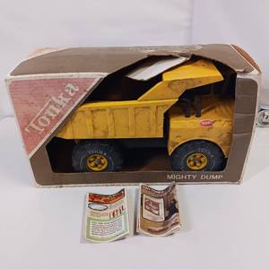 lot 8 image: TONKA MIGHTY DUMP TRUCK with Original BOX
