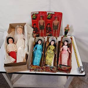 lot 115 image: Vintage Sleepy Eye Doll Collection  a pair of Defender Dolls in original packaging.