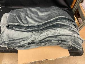 lot 18 image: Collection of Soft Plush Blankets