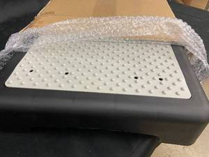 lot 21 image: Large-Sized One Step Stool for Adults