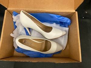 lot 38 image: Pair of Size 7 White Leather High Heel Pumps