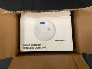 lot 77 image: Set of 4 Smoke & Carbon Monoxide Detectors with Digital Display