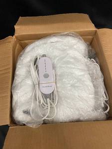 lot 83 image: Maple & Stone Electric Heated Blanket with Controller Set of 2