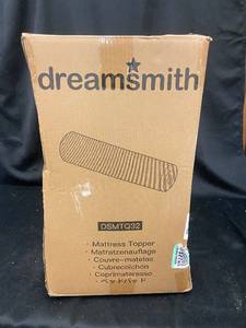 lot 145 image: DreamSmith Mattress Topper, Model DSMTQ32