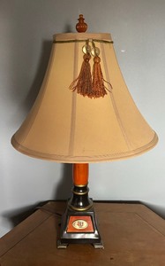 lot 23 image: Minnesota Twins Baseball Motif Table Lamp