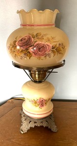 lot 37 image: Vintage Victorian Style Parlor Lamp