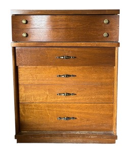 lot 10 image: Vintage Mid Century Bassett Furniture Dresser
