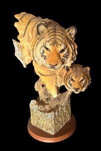 lot 32 image: Tiger with Cub Sculpture