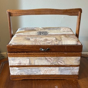 lot 74 image: Charming Vintage Sewing Basket