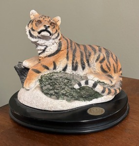 lot 101 image: Earth Home Tiger Decorative Figurine