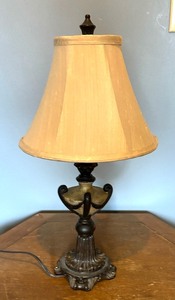 lot 109 image: Pretty Little Table Lamp