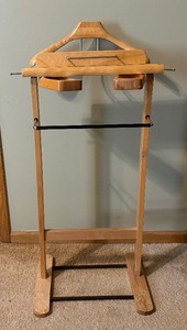 lot 110 image: Butler Stand