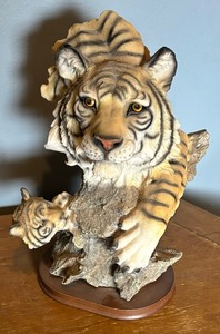 lot 115 image: White Tiger with Cub Sculpture