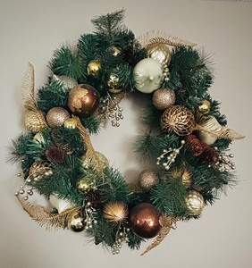 lot 89 image: Gold Adorned Green Wreath