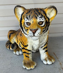 lot 122 image: Resin Tiger Decorative Figurine