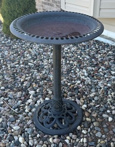 lot 123 image: Beautiful Resin Bird Bath