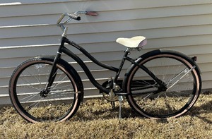 lot 127 image: Huffy Cranbrook Bicycle
