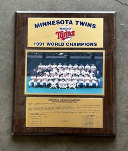lot 139 image: Minnesota Twins Baseball 1991 World Series Champions Plaque with Team Photograph