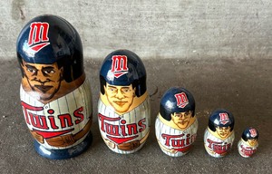 lot 178 image: Minnesota Twins Baseball Nesting Dolls including Hrbek, Erickson, Tapani, Knoblauch and Puckett