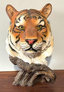 lot 184 image: Stylish Resin Tiger Figurine