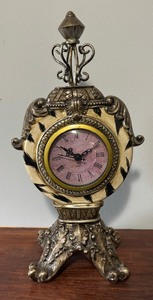 lot 190 image: Stylish Decorative Table Top Clock