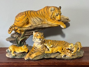 lot 198 image: Resin Tigers with Cubs Sculpture