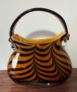 lot 207 image: Murano Style Tiger Print Purse Glass Vase