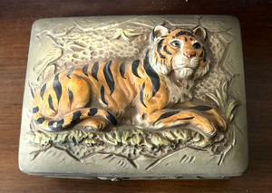 lot 208 image: Relief Designed Tiger Figurine Trinket Box