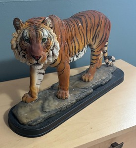 lot 251 image: Decorative Resin Tiger Figurine