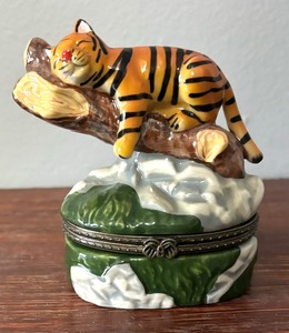 lot 260 image: Tiger Figurine Trinket Box by Direct Connection
