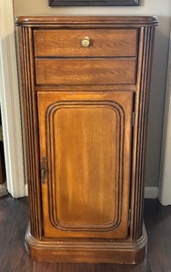 lot 18 image: Charming Vintage Cabinet