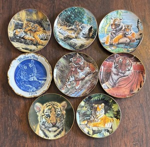 lot 319 image: Tiger Themed Plates by Royal Doulton, Princeton Gallery and More