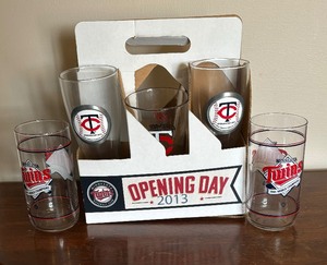 lot 329 image: Minnesota Twins Baseball Glassware with Tote