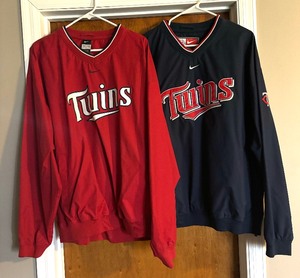 lot 339 image: Two Minnesota Twins Baseball Size XL Pullover Windbreakers