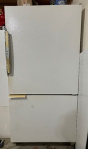 lot 345A image: Amana Refrigerator Freezer Model BX22S5W