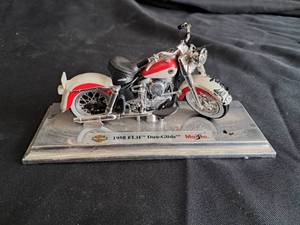 lot 24 image: Harley Davidson Maisto 1958 FLH Glide